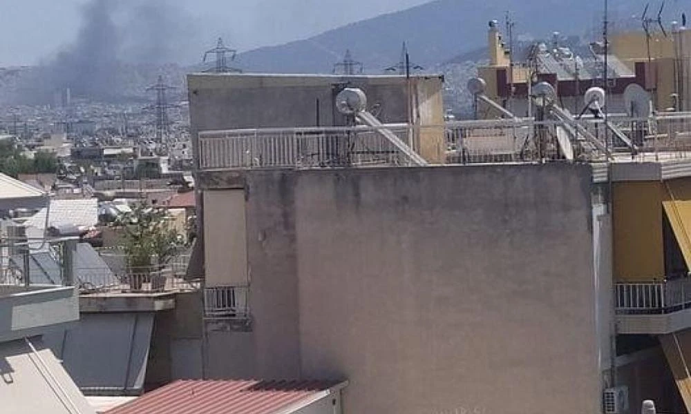 Υπό έλεγχο η πυρκαγιά σε εγκαταλειμμένο κτίριο καταστήματος επί της Ευελπίδων